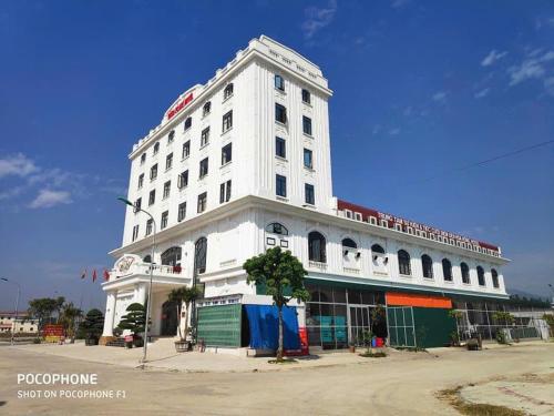 un gran edificio blanco en una esquina de la calle en Rosa Place - Hotel, en Xu Pau