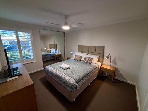 Un dormitorio con una cama y una ventana grande. en Escape to 67 at Cape View, en Broadwater