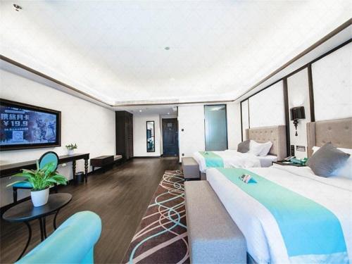a hotel room with two beds and a couch at Xana Hotelle Jinan Wuanfu Interchange Huafu International Square in Jinan