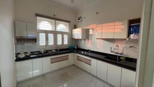 Η κουζίνα ή μικρή κουζίνα στο Udai Villa