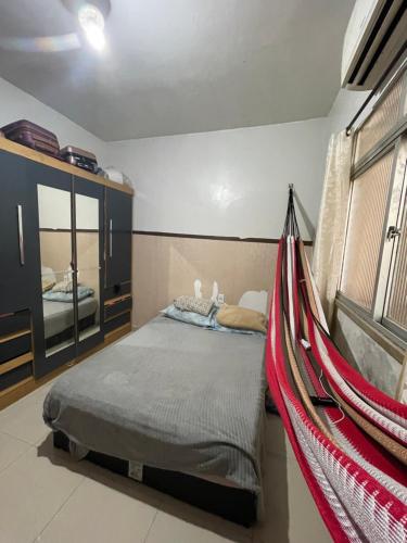 ein Schlafzimmer mit einem Bett und einer Hängematte. in der Unterkunft Casa com 3 quartos in Belém