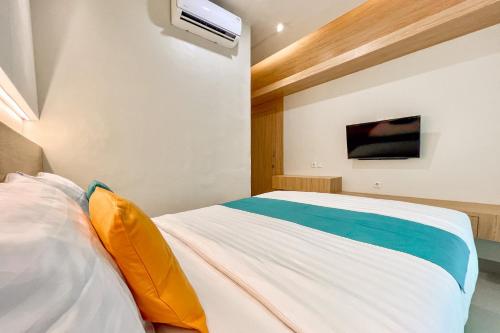 Кровать или кровати в номере Sans Vibes Millennium Garden Medan