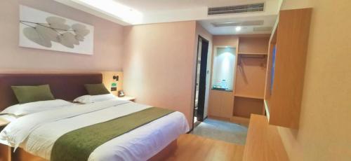a bedroom with a large bed and a window at GreenTree Inn Express Chuzhou Langya District Government Chuhe Road in Chuzhou