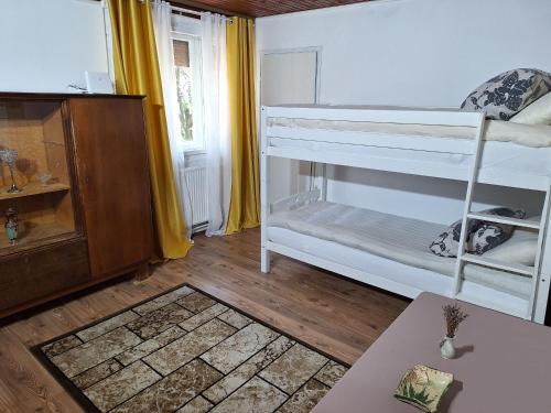 Katil atau katil-katil dalam bilik di Rural Retreat- Kmečki oddih