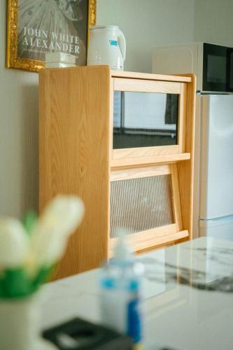 a model of a microwave on top of a counter at 山崎公園-箱根湯本駅-最大8名 in Hakone