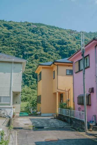 a group of houses with mountains in the background at 山崎公園-箱根湯本駅-最大8名 in Hakone
