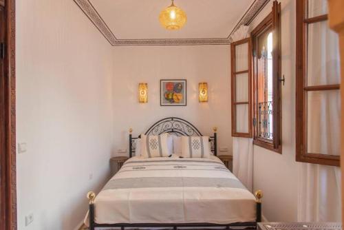 Кровать или кровати в номере Dar Louban House in Tangier Kasbah