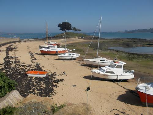 a group of boats sitting on the beach at Gîte Vue Imprenable Mer in Lanmodez