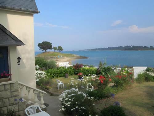 a balcony of a house with a view of the water at Gîte Vue Imprenable Mer in Lanmodez