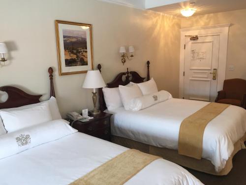 a hotel room with two beds and a lamp at Beresford Arms in San Francisco