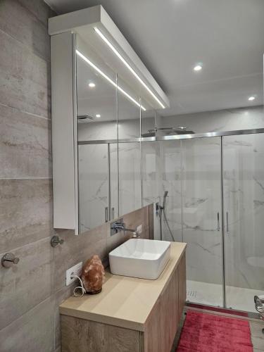 a bathroom with a sink and a shower at Apartment mit Poolsicht in Costa Del Silencio