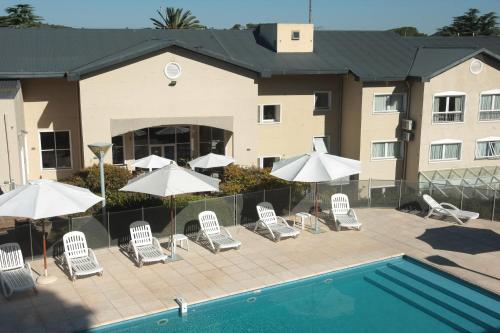 Swimmingpoolen hos eller tæt på Howard Johnson Rio Ceballos Hotel y Casino