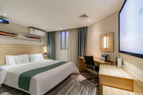 Ένα ή περισσότερα κρεβάτια σε δωμάτιο στο City Comfort Inn Wuhan Zongguan Metro Station