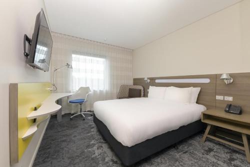 Televiisor ja/või meelelahutuskeskus majutusasutuses Holiday Inn Express Sydney Macquarie Park by IHG