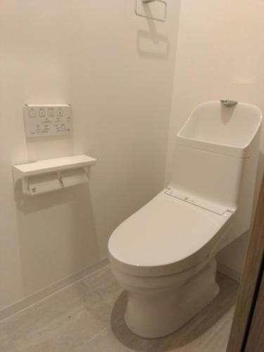 a bathroom with a white toilet in a room at キュリナリーBed and Art in Hamamatsu