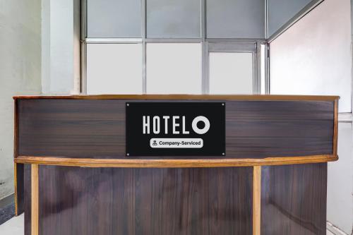 ein Hotelschild auf einem Holzschreibtisch in der Unterkunft Hotel O Katla Bazar Near Rewari Junction in Rewāri