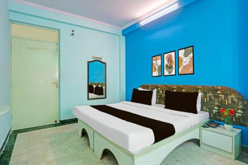 Ένα ή περισσότερα κρεβάτια σε δωμάτιο στο Super Collection O Bani Park Near Collectorate Circle Formerly Anuja Palace