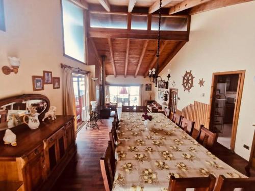 a large dining room with a long table and chairs at Cabañas Niki Familiar in Maitencillo