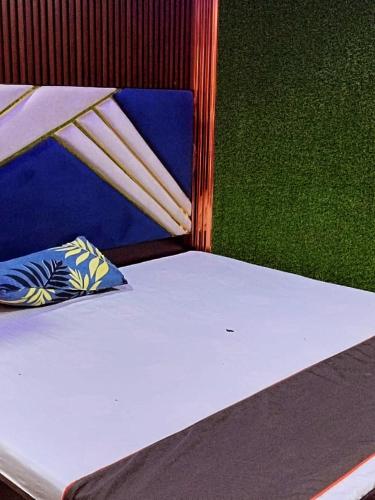 a bed in a room with a green wall at Dream Inn in Delhi