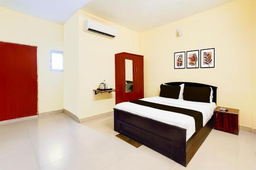 Postel nebo postele na pokoji v ubytování Super Hotel O ECR Injambakkam Formerly Nimalan Residency