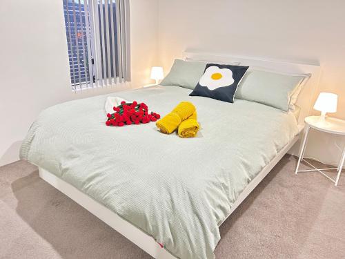 Postel nebo postele na pokoji v ubytování Central Vic Park Gem - Walk to Food Strip and More