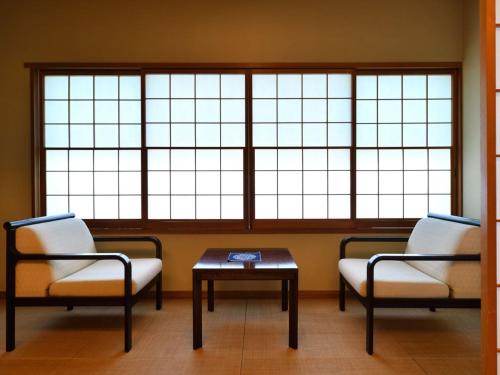 a waiting room with two chairs and a table at 藤龍館-TOURYUKAN-Yunokamionsen in Yunokami