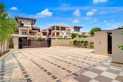 an empty driveway in front of some houses at Super Townhouse Oak FRI Dehradun Formerly Hotel EL Portrait in Dehradun