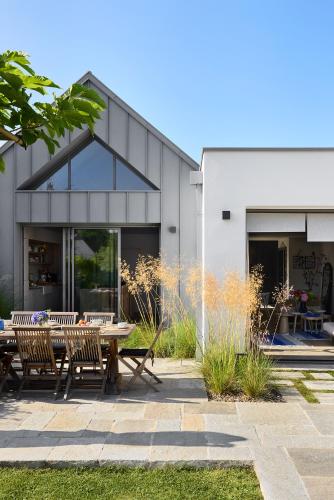 une table et des chaises devant un bâtiment dans l'établissement Superbe villa 5 étoiles, piscine intérieure chauffée 29C, à Combrit