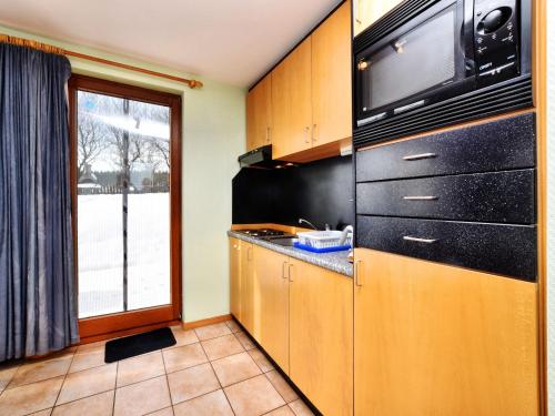 Una cocina o cocineta en Holiday Home in St Vith with hot tub