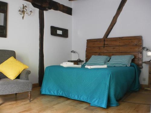 Tempat tidur dalam kamar di Larraenea Bed and Breakfast