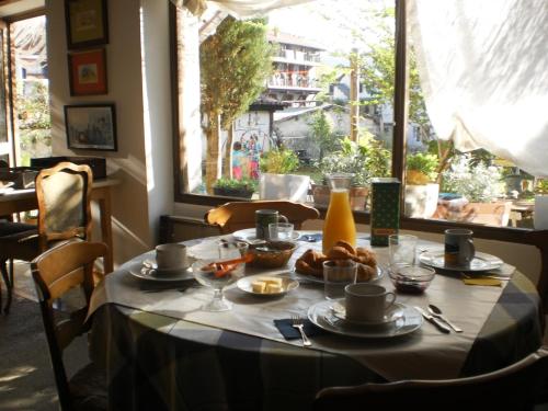 un tavolo con una tovaglia da tavola con sopra del cibo di Larraenea Bed and Breakfast a Lesaka