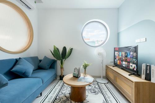 TV a/nebo společenská místnost v ubytování Label6 To Ngoc Van - Crescendo Boutique Studio
