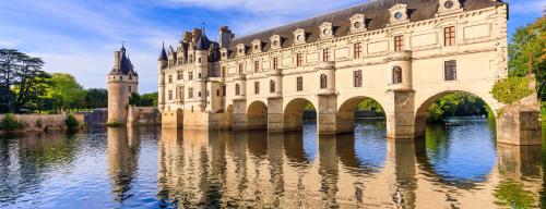 un château avec un pont sur une rivière dans l'établissement Appartement indépendant avec terrasse, à Bourré
