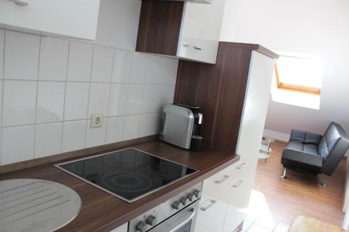 cocina pequeña con fogones y microondas en Ferienwohnung, en Wesel