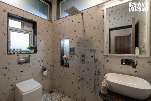 Un baño de StayVista at Monte Blu with Views, Pool, Terrace