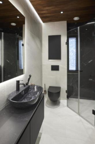 a bathroom with a black sink and a toilet at Villa Lux B by Aavalevi Holidays in Levi