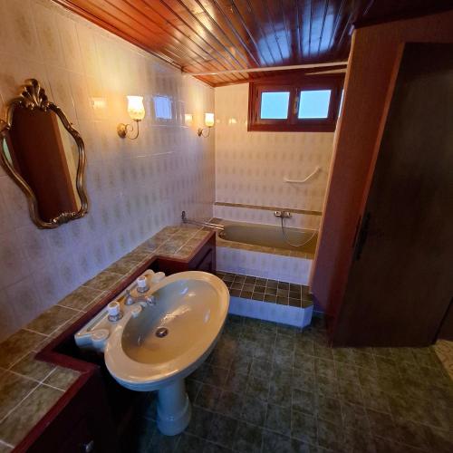 une salle de bain avec un lavabo, des toilettes et une baignoire dans l'établissement Linda Gorges du Caramy, à Tourves