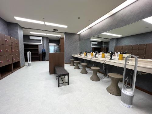 a large waiting room with a long counter and stools at Hotel Floracion Nasu in Nasu