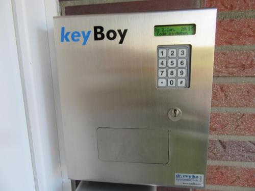 a key box in a building with the words key boy on it at Hotel Rose in Georgsmarienhütte