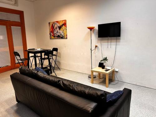 una sala de estar con un sofá y una mesa en Vlnena Apartmans, en Brno