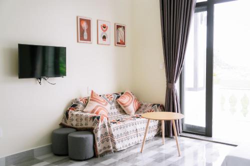 un salon avec un canapé et une table dans l'établissement Cat Ba Sky Home, à Xuan Dam