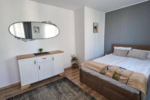 マルボルクにあるApartament 500 metrów do zamkuの大きなベッドと鏡のある寝室