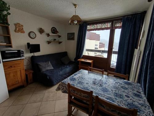 un salon avec une table et un canapé dans l'établissement Résidence Chalmettes - Beau Studio pour 4 personnes - Skis aux pieds MAE-8644, à Montgenèvre