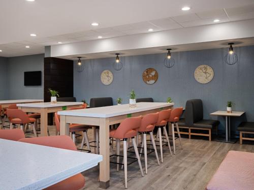Area soggiorno di Holiday Inn & Suites Orlando - I-Drive - Theme Parks by IHG
