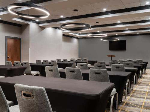 Zona business o sala conferenze di Holiday Inn & Suites Orlando - I-Drive - Theme Parks by IHG