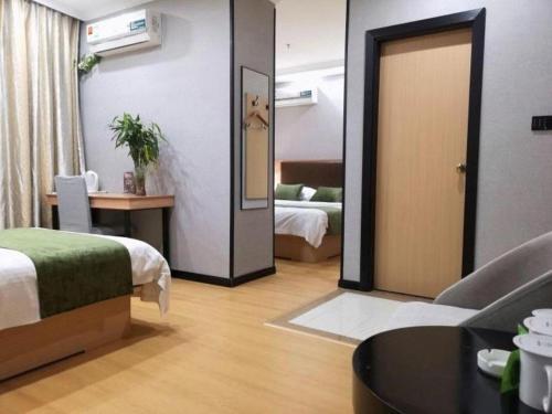 Postel nebo postele na pokoji v ubytování GreenTree Inn Yixing Zhangzhu Express Hotel
