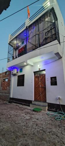 El edificio en el que está la casa de huéspedes
