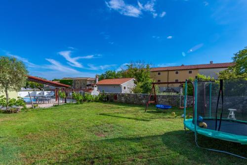 Villa Roža, a beautiful villa with pool close to the beach