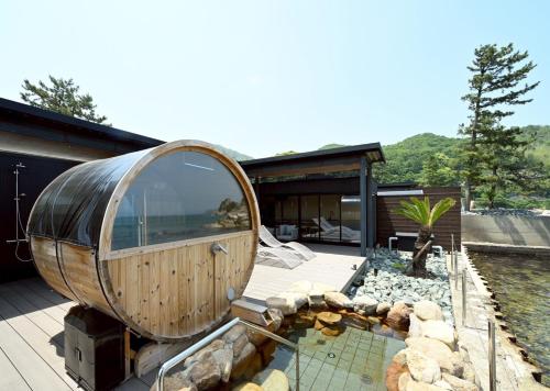 a circular house with a round window on top of it at 汐汲浜シーサイドヴィラ浜つづり in Miyazu