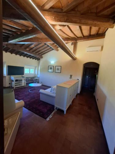 a living room with a couch and a table at Appartamento incantevole in Florence